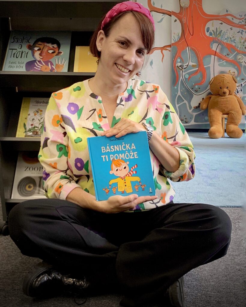 2025-07-09_Klub_u_eMKy_Hevier_Basnickati_pomoze_1"