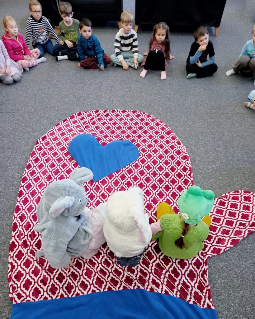 2025-11_MS_O_stratenej_rukavicke_1"