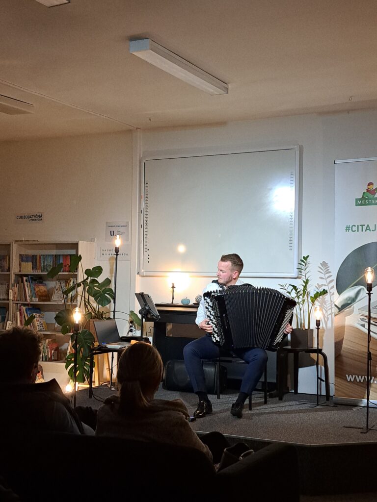 "2025-11-28_Koncerty_medzi_regalmi_Mikac"